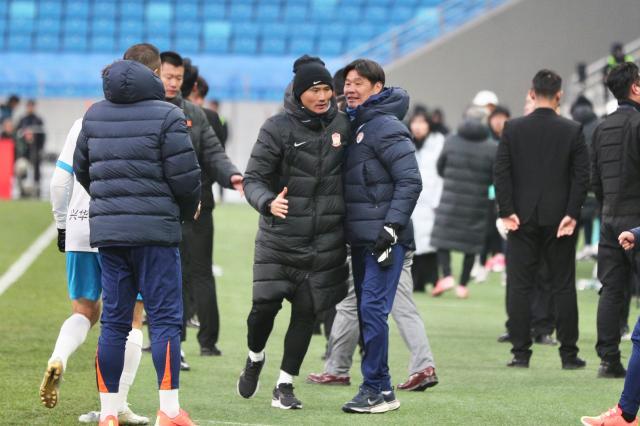 在线试玩-青岛两队大变样 德比战和为贵两土帅斗法未分胜负